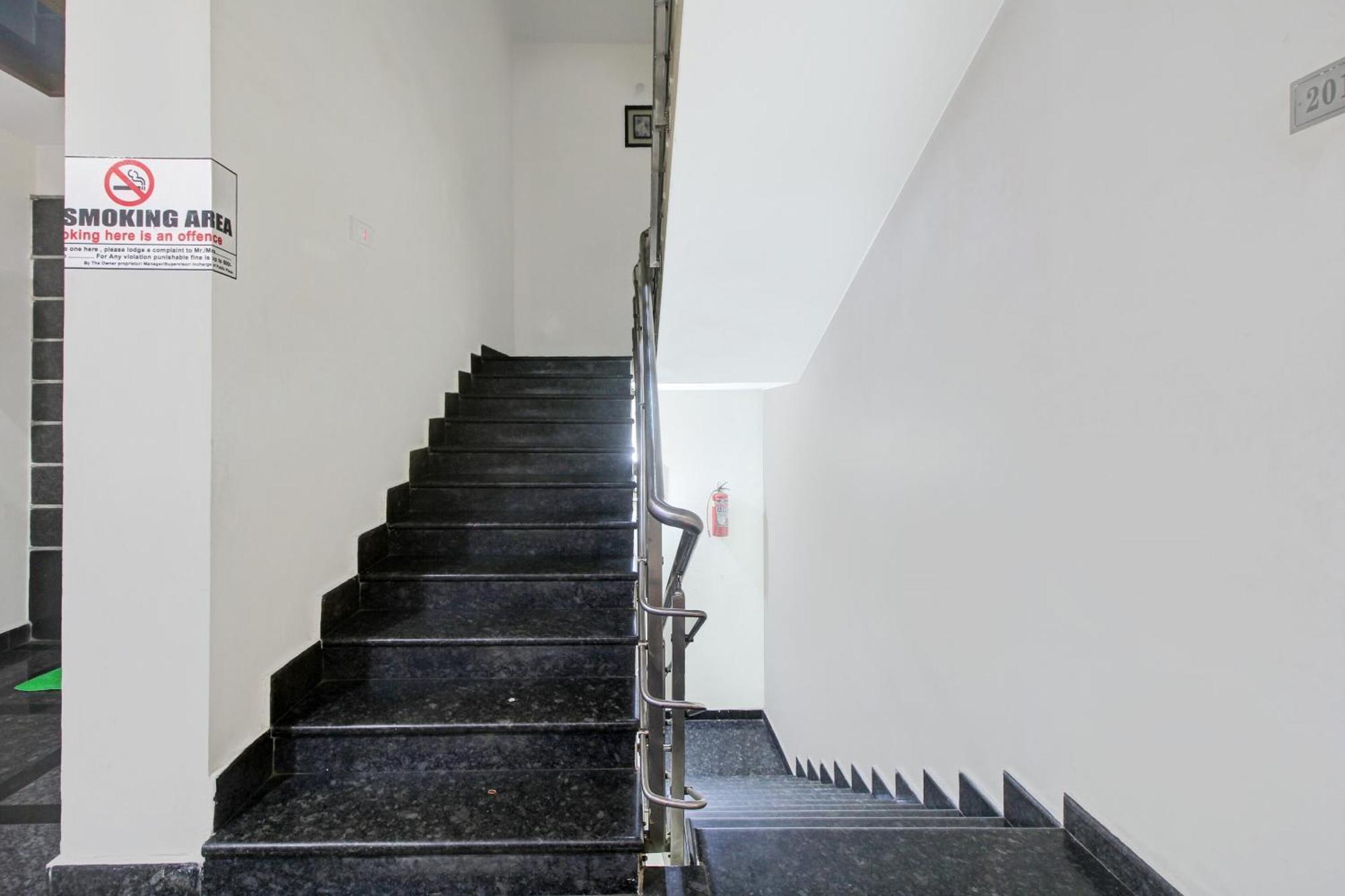 Collection O 82357 Hotel Surabhi Pride Trimulgherry Esterno foto