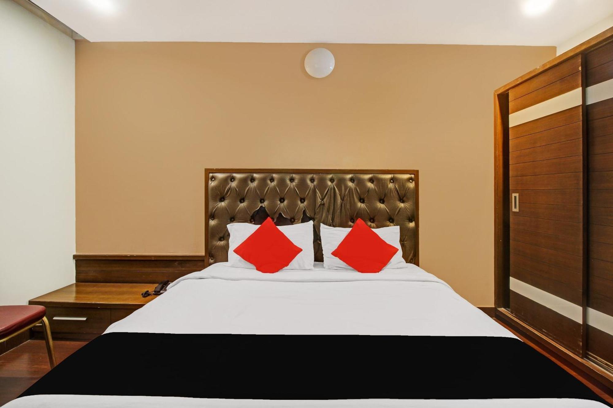 Collection O 82357 Hotel Surabhi Pride Trimulgherry Esterno foto
